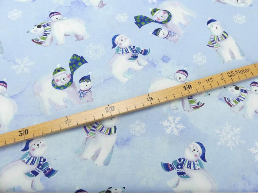 Patchworkstoff Clothworks Snowville Eisbären auf hellblau Detailansicht mit Maß